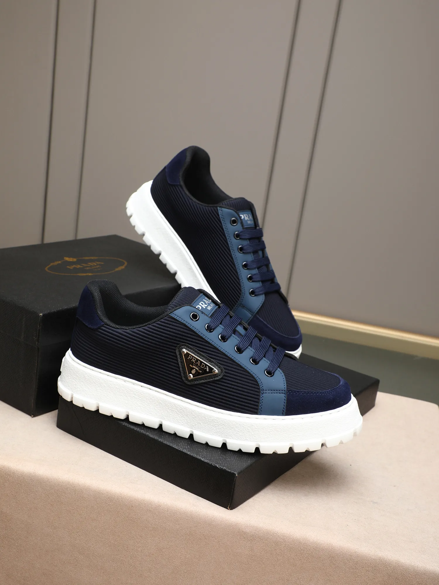 Men's Men's Shoes 💰440 Prada/Prada Men's new casual shoes, this sports shoe is made of imported calfskin upper with breathable mesh and breathable mesh lining. The foot pads are made of sheepskin, and the outsole is made of non-slip sports exclusive rubber outsole with logo. It feels good on the feet and is a fashionable item! Size: 38-44 (45 customized)